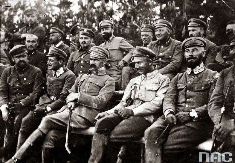 Legiony na froncie wschodnim. Major Burhardt-Bukacki siedzi drugi od lewej.