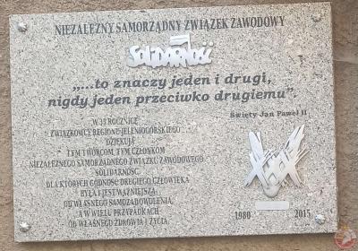 Tablica upamiętniająca Lwowskich Żołnierzy Armii Krajowej zgrupowania partyzanckiego „Warta” - Jelenia Góra