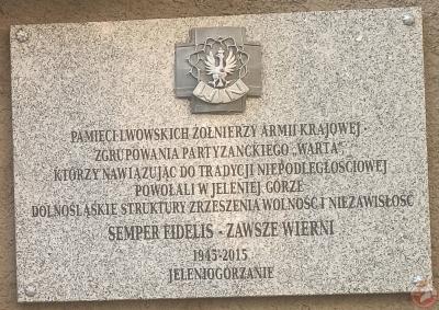 Tablica upamiętniająca Lwowskich Żołnierzy Armii Krajowej zgrupowania partyzanckiego „Warta” - Jelenia Góra