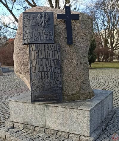 Pomnik w hołdzie ofiarom stalinowskiego ludobójstwa - Toruń
