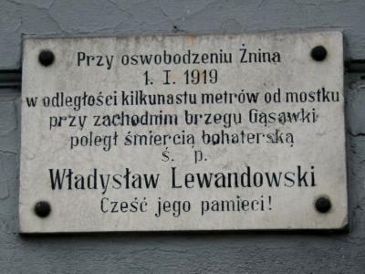 Tablica upamiętniającą śmierć Władysława Lewandowskiego - Żnin