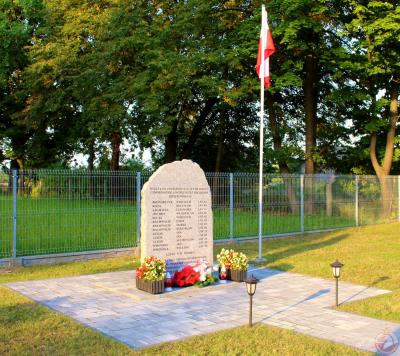 Pomnik upamiętniający zamordowanych przez Niemców - Piaski