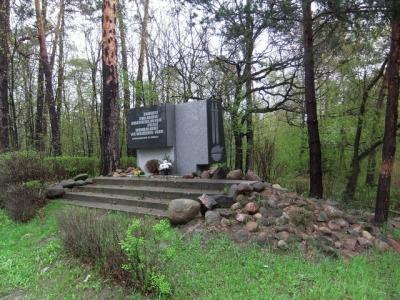 Pamiątkowy obelisk w lesie Dąbrówka - Zgierz