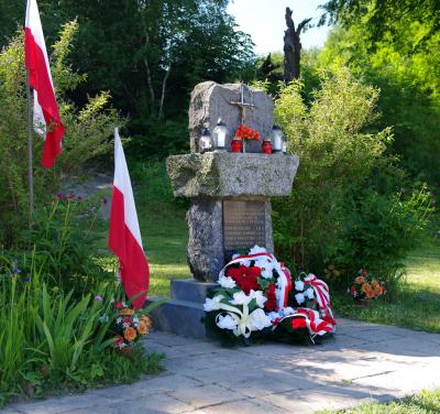 Pomnik upamiętniający ofiary pacyfikacji wsi - Huta