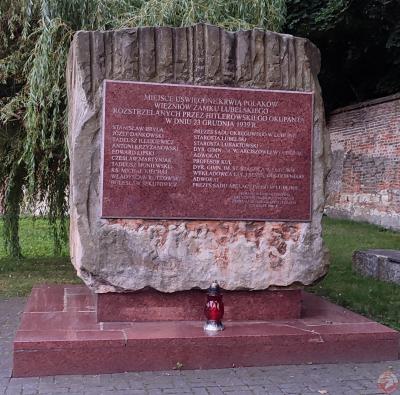 Pomnik upamiętniający Polaków więźniów Zamku Lubelskiego rozstrzelanych przez Niemców - Lublin