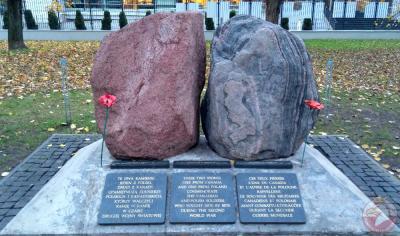 Kamienie upamiętniające żołnierzy polskich i kanadyjskich - Warszawa