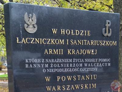 Pomnik w hołdzie sanitariuszkom i łączniczkom Armii Krajowej - Warszawa