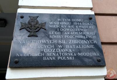 Tablica upamiętniająca miejsce kwater Narodowych Sił Zbrojnych