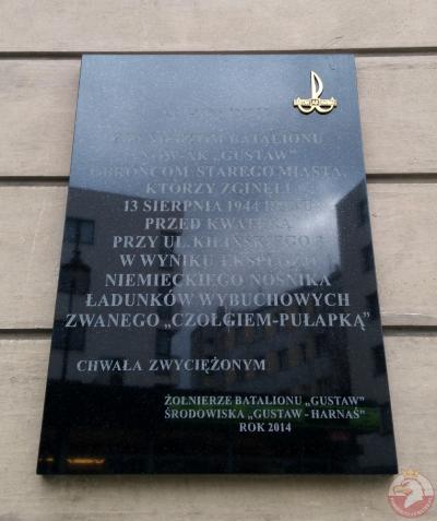 Tablica upamiętniająca żołnierzy batalionu "Gustaw" - Warszawa