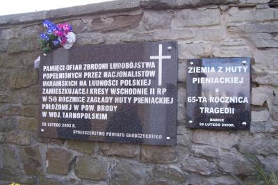 Tablica upamiętniająca pomordowanych przez ukraińskich nacjonalistów