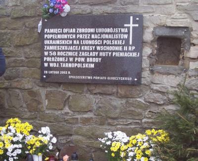 Tablica upamiętniająca pomordowanych przez ukraińskich nacjonalistów