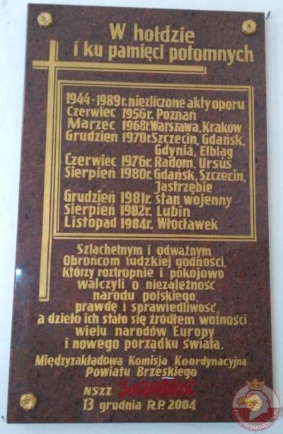 Tablica upamiętniająca akty oporu w czasach komunizmu - Brzeg