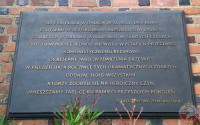 Tablica upamiętniająca pacyfikację mieszkańców miasta - „Wydarzenia Brzeskie” - Brzeg
