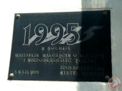 Tablica upamiętniająca walczących o wolną i niepodległą Polskę - Brzeg