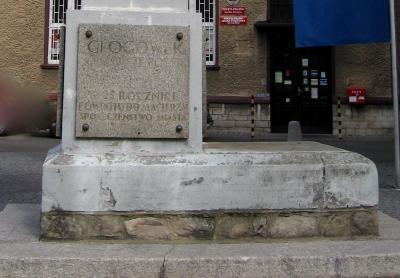 Pomnik upamiętniający 50 rocznicę III powstania śląskiego oraz XXV-lecia powrotu Głogówka do macierzy - Głogówek