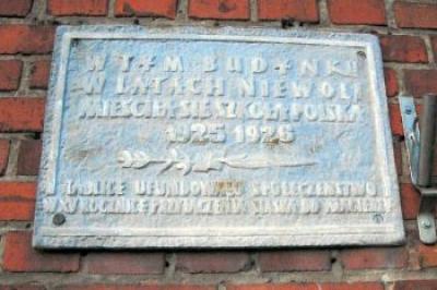 Tablica upamiętniająca miejsce, w którym w latach 1925-1926 mieściła się szkoła polska - Łaziska