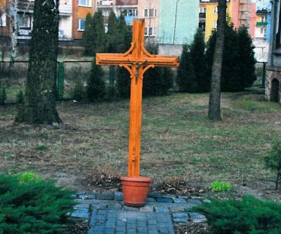Krzyż upamiętniający miejsce, w którym rozstrzelano 63 wychowanków zakładu opieki i zdrowia - Leśnica