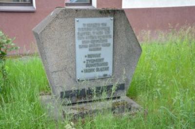 Pomnik upamiętniający miejsce istnienia fabryki broni powstańczej - Zawadzkie