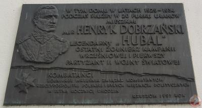Tablica upamiętniająca Henryka Dobrzańskiego ps. „Hubal” - Rzeszów