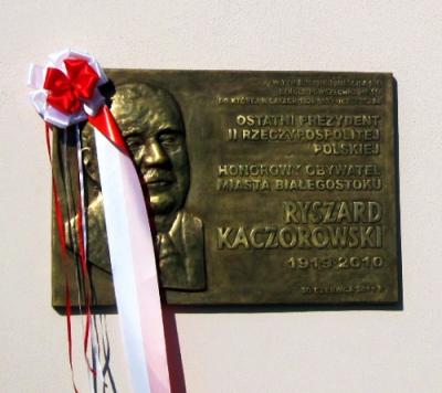 Tablica poświęcona Ryszardowi Kaczorowskiemu ostatniemu Prezydentowi RP na Uchodźstwie - Białystok