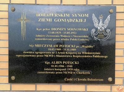 Mur poświęcony bohaterskim synom ziemi goniądzkiej - Goniądz