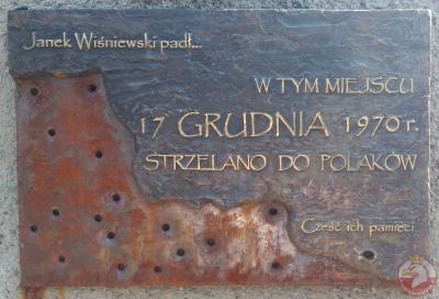 Tablica upamiętniająca miejsce, w którym strzelano do Polaków - Gdynia