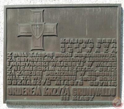 Tablica upamiętniająca odznaczenie miasta Orderem Krzyża Grunwaldu III Klasy - Gdynia