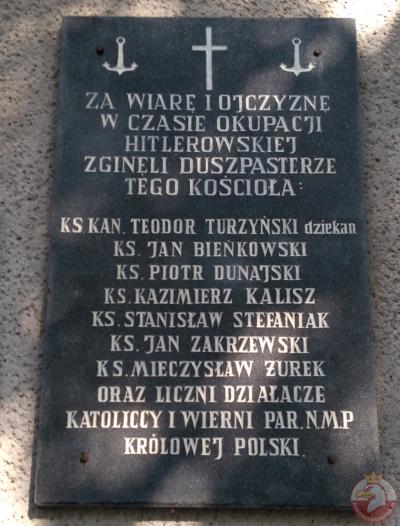 Tablica upamiętniająca pomordowanych duszpasterzy kościoła NMP Królowej Polski - Gdynia