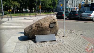 Głaz z tablicami ku czci druhów z Oddziałów Młodzieży Powstańczej - Katowice