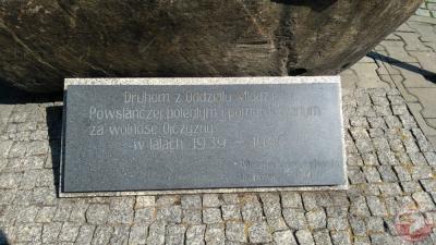 Głaz z tablicami ku czci druhów z Oddziałów Młodzieży Powstańczej - Katowice