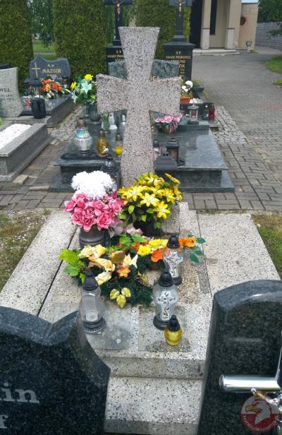 Symboliczna mogiła pomordowanych podczas II Wojny Światowej - Kobiór