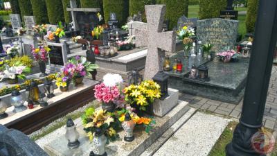 Symboliczna mogiła pomordowanych podczas II Wojny Światowej - Kobiór