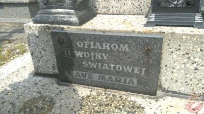 Symboliczna mogiła pomordowanych podczas II Wojny Światowej - Kobiór