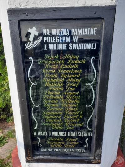 Kapliczka z tablicą upamiętniająca mieszkańców Przegędzy poległych w czasie I wojny światowej oraz za wolność ziemi Śląskiej