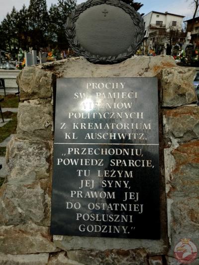Pomnik z prochami ofiar mieszkańców Żywca, którzy ponieśli śmierć w obozie KL Auschwitz