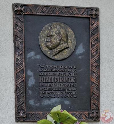 Tablica upamiętniająca kwaterę Józefa Piłsudskiego - Oględów