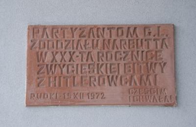 Tablica pamiątkowa partyzanckiej akcji w 1942 roku - Rudki