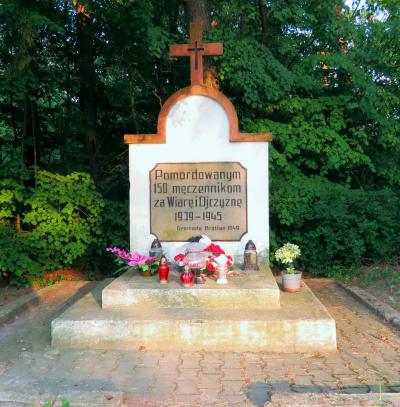 Pomnik poświęcony 150 osobom zamordowanym przez Niemców - Bratian