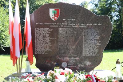 Obelisk upamiętniający 80 ofiar zamrodowanych przez NKWD - Kadyny