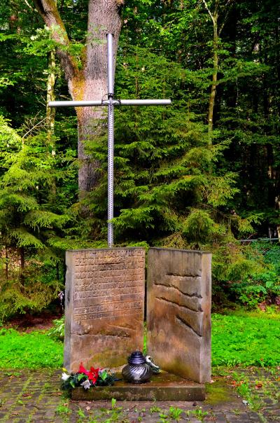 Mogiła upamiętniająca ofiary faszyzmu hitlerowskiego - Zawady Małe