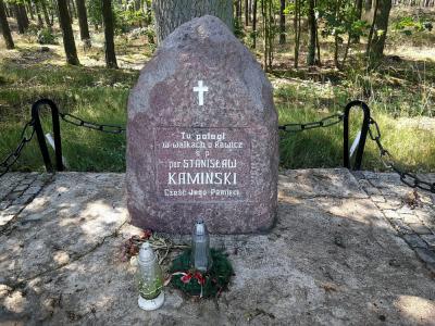 Głaz upamiętniający por. Stanisława Kamińskiego - Kowaliki