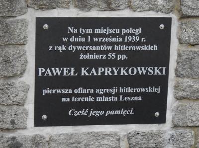 Tablica poświęcona Pawłowi Kaprykowskiemu pierwszej w mieście ofierze agresji niemieckiej - Leszno