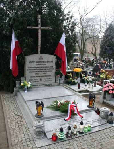 Grób gen. Józefa Dowbora-Muśnickiego - Lusowo