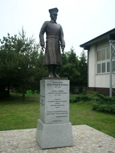 Pomnik gen. Józefa Dowbora-Muśnickiego - Lusowo