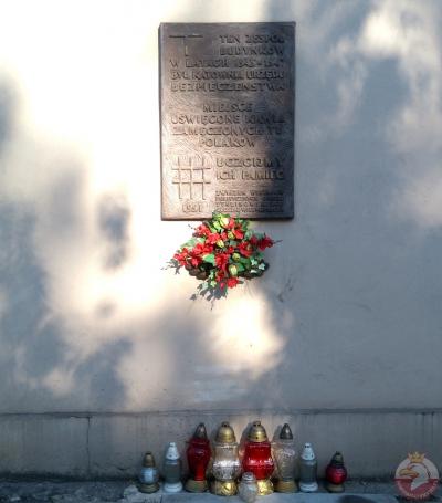 Tablica upamiętniająca ofiary stalinizmu