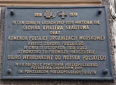 Tablica upamiętniająca siedzibę Głównej Kwatery Skautowej i Komendy Polskiej Organizacji Wojskowej - Poznań
