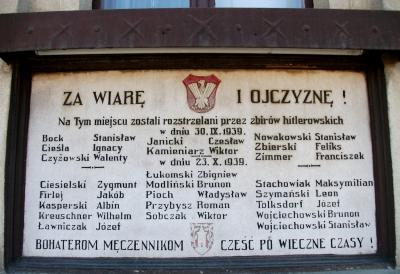 Tablica upamiętniająca rozstrzelanych w 1939 roku przez Niemców - Śmigiel